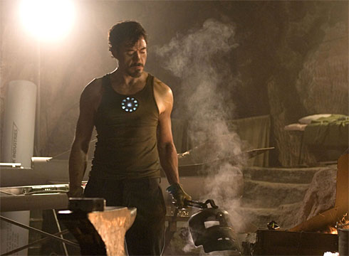 Tony Stark modelando la primera armadura de Iron Man!